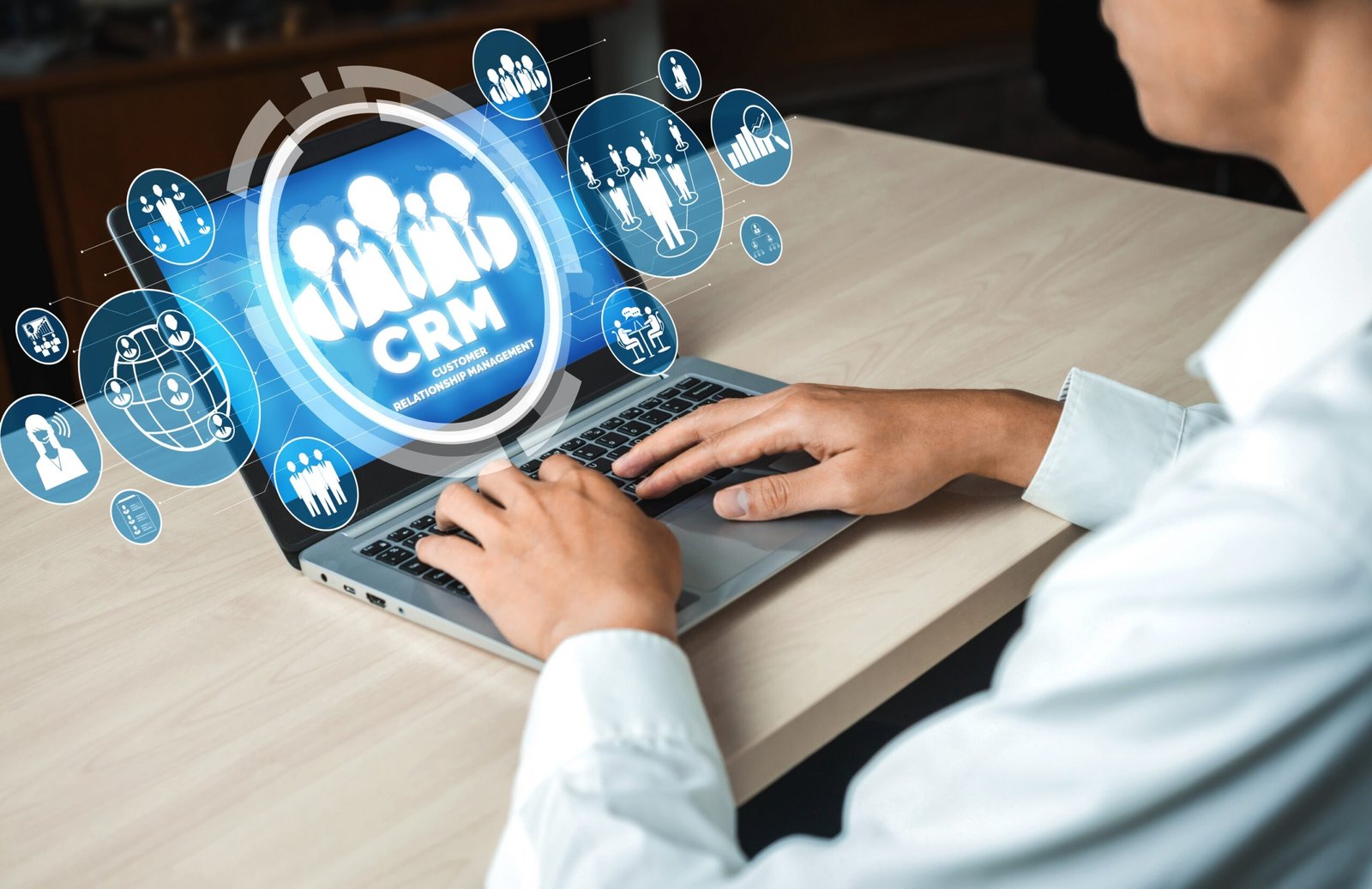 CRM Customer Relationship Management for business sales marketing system concept Persona usando CRM de publicita